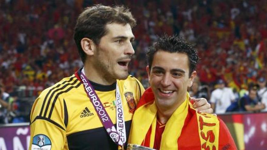 Xavi y Casillas celebran un triunfo con la Roja.