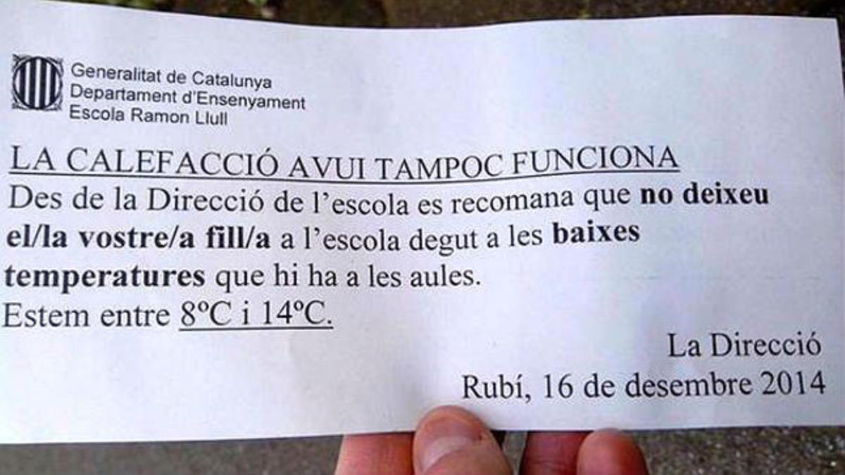 La nota que la dirección de la escuela Ramon Llull de Rubí ha facilitado a los padres de los alumnos, este martes.