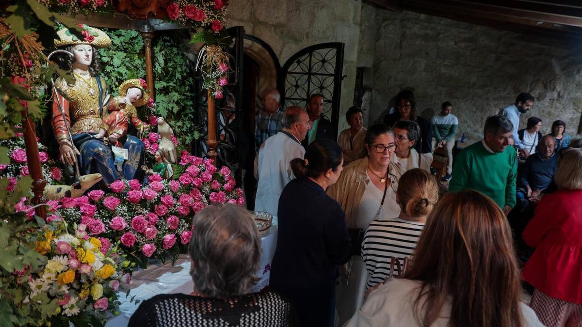 Feligreses en la capilla de la Divina Pastora de Cambados.