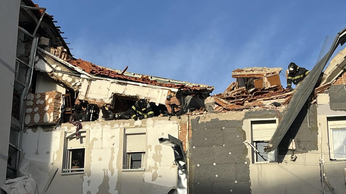 Un Bombero trabaja en los restos de la explosión.
