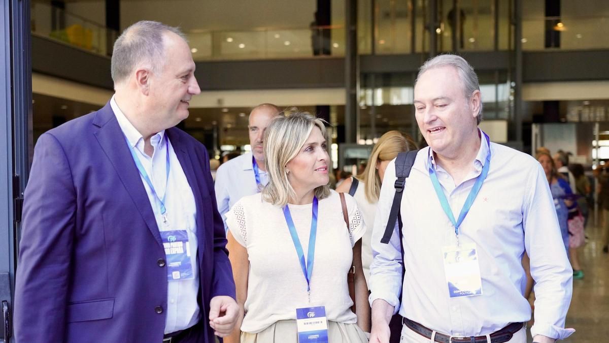 Marta Barrachina, junto a Salvador Aguilella (i.) y Alberto Fabra (d.).