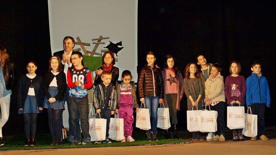 Los alumnos premiados, con José Luis Remis, representante de la Consejería de Educación, y Mayte Ruiz, concejala de Participación Ciudadana.