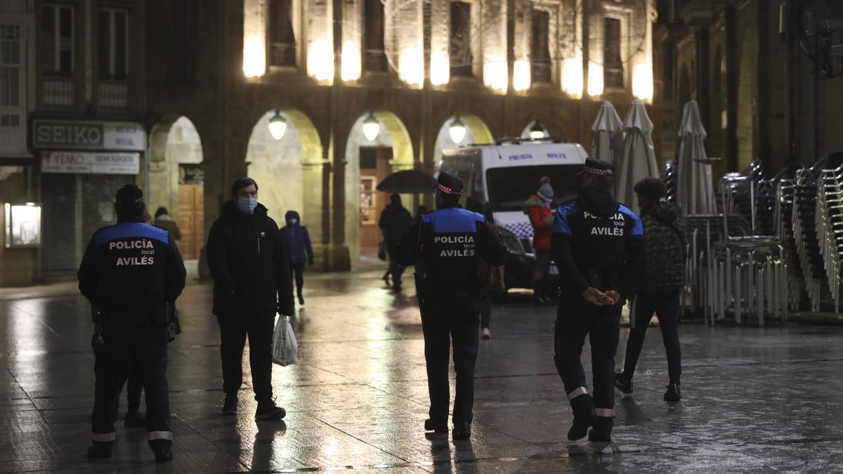 Agentes de la Policía Local en la Plaza de España de Avilés.