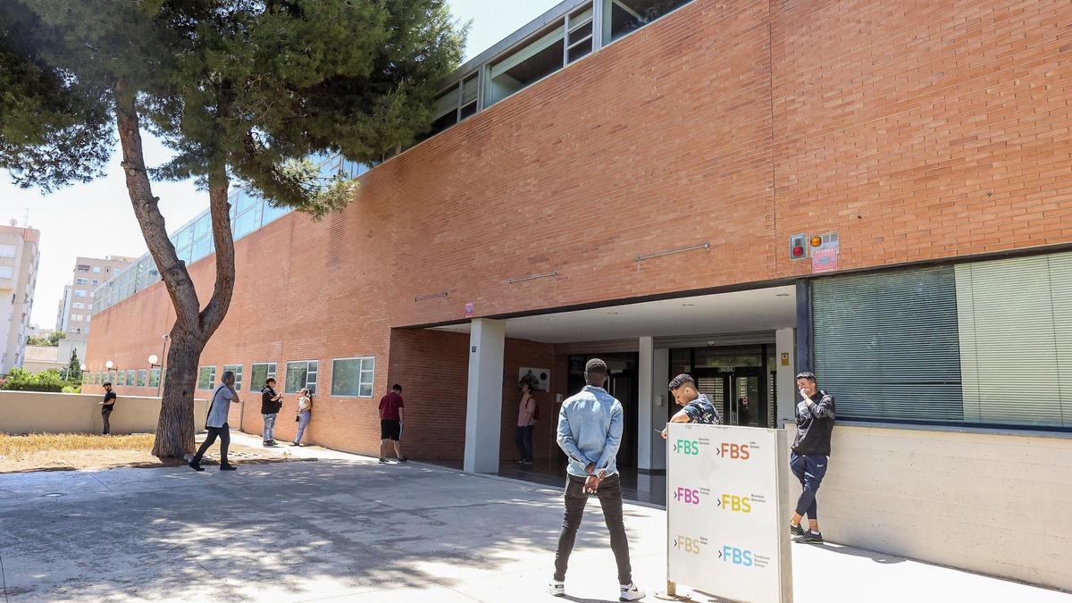 El edificio que alberga la sede de la escuela de negocios Fundesem en Alicante.