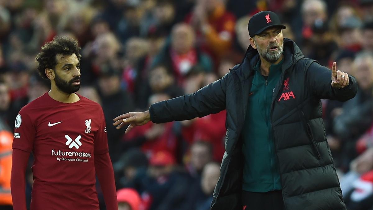 Mohamed Salah junto a Jürgen Klopp durante un partido de Premier League