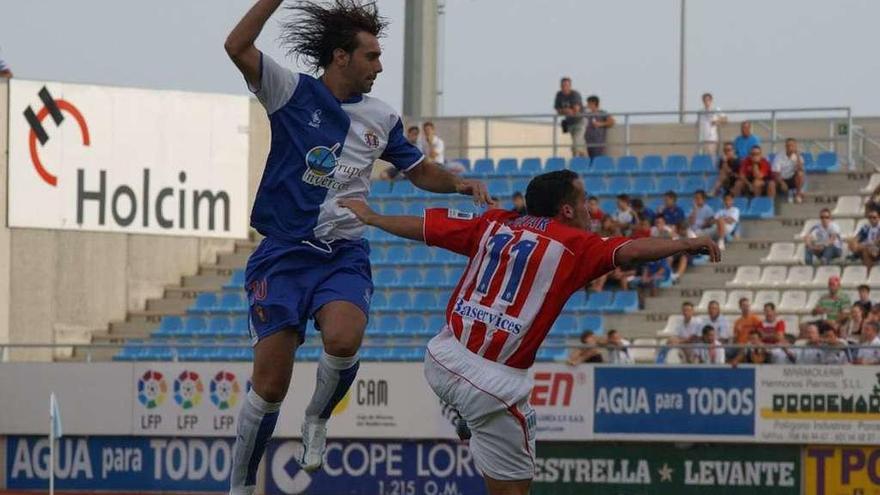 El rojiblanco Omar disputa un balón con Ramos en el partido del Sporting ante el Lorca Deportiva en 2006 en el Artés Carrasco.