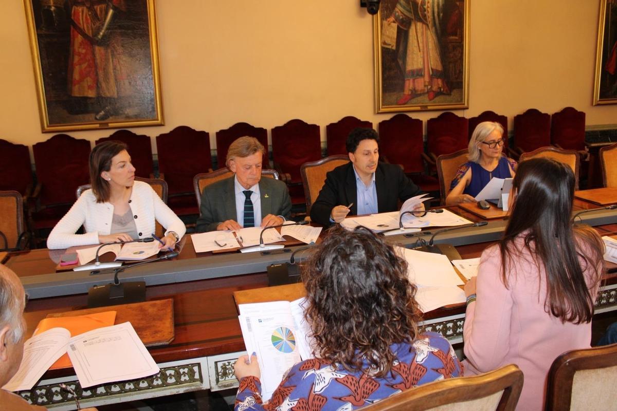 Un momento de la reunión celebrada este jueves en el Ayuntamiento de Oviedo.