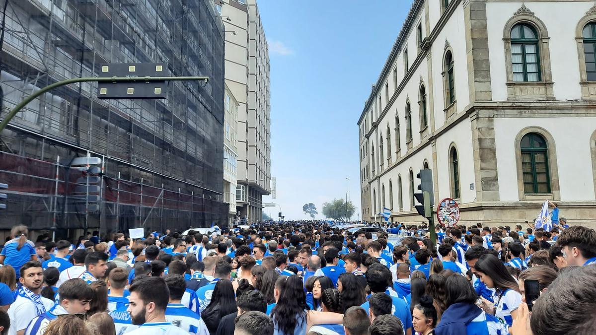 Miles de deportivistas recorren A Coruña antes del Dépor-Castellón.