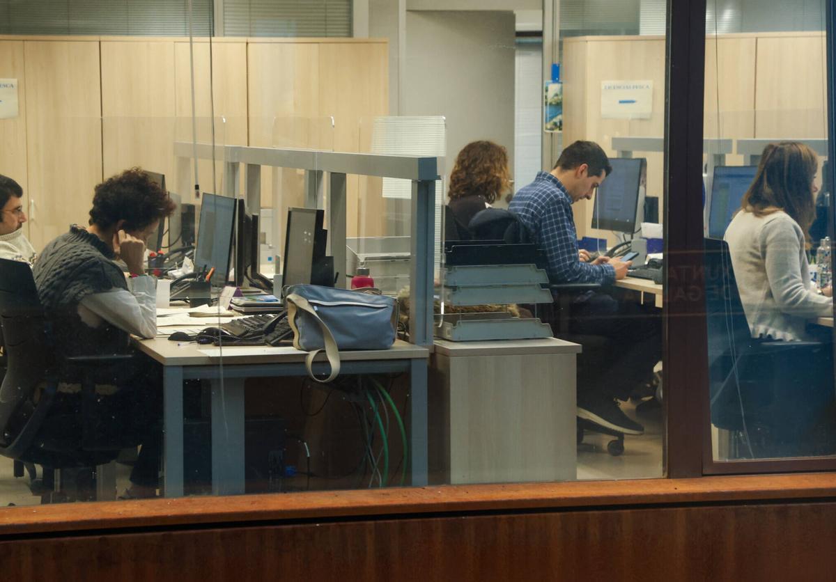 Empleados públicos en la sede central de la Xunta en Santiago.