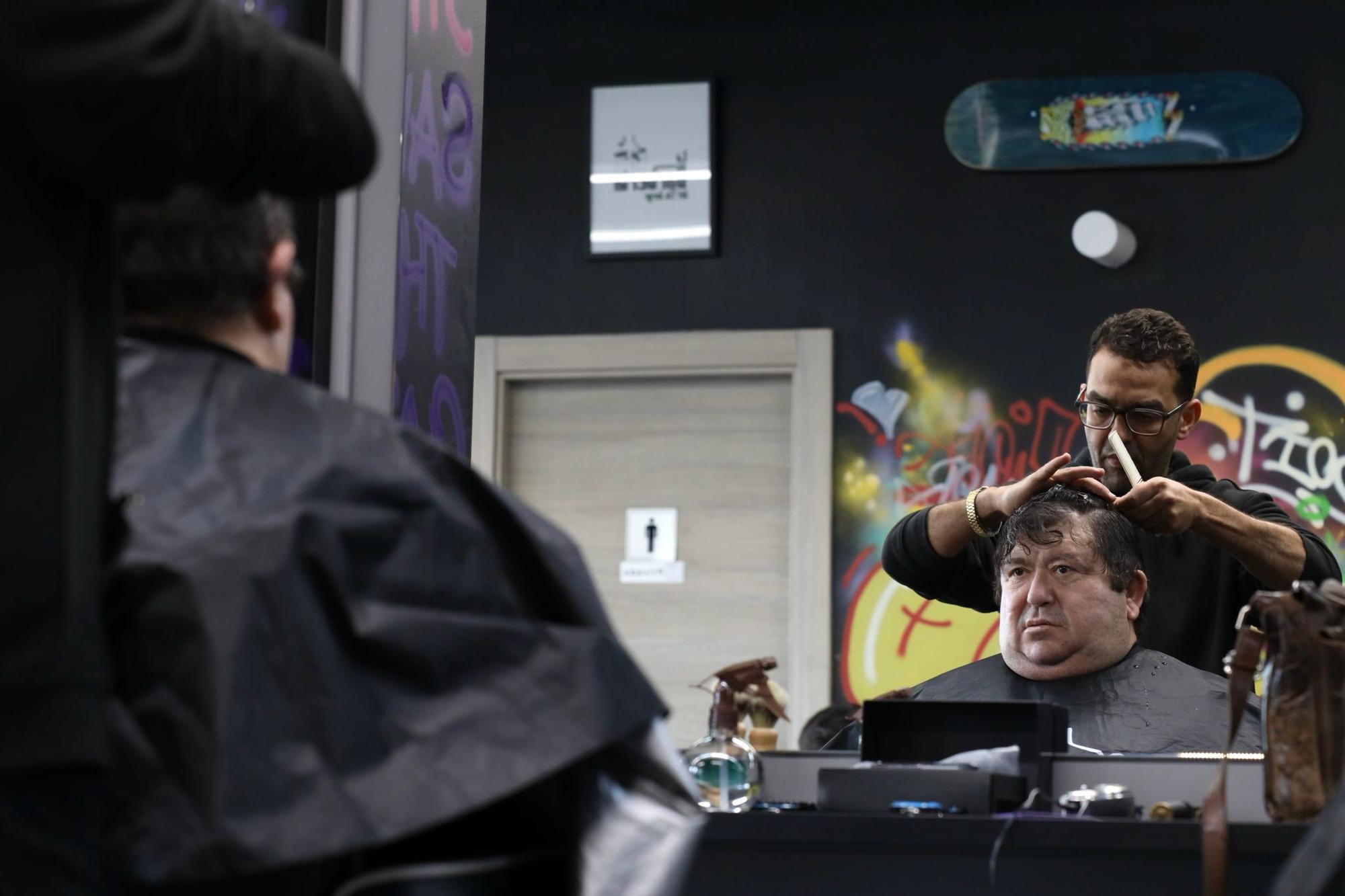 En imágenes | Personas sin hogar se cortan el pelo en la Academia Barbería Tío Jorge