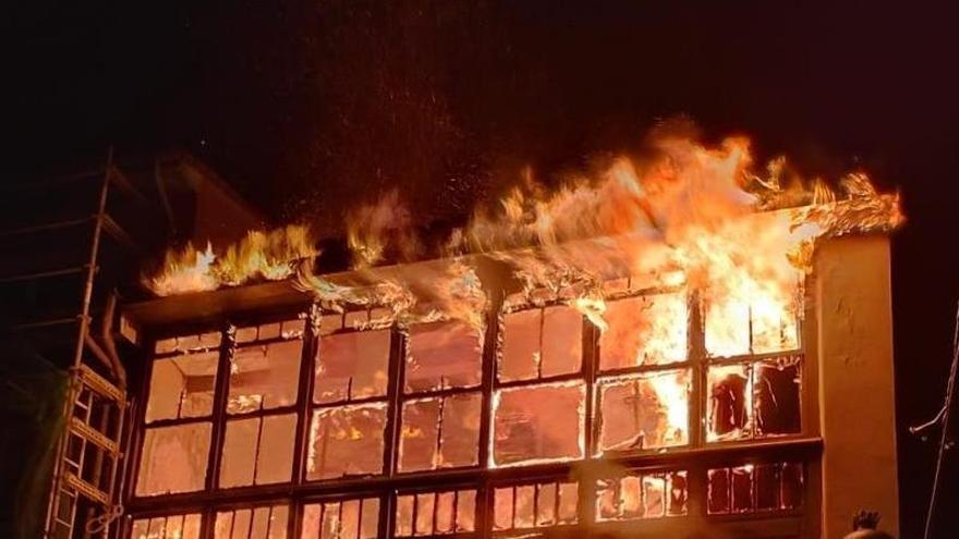 Un incendio calcina un edificio de apartamentos turísticos en Ribadesella