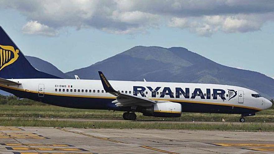 Un avió de Ryanair a l'aeroport de Girona (arxiu).