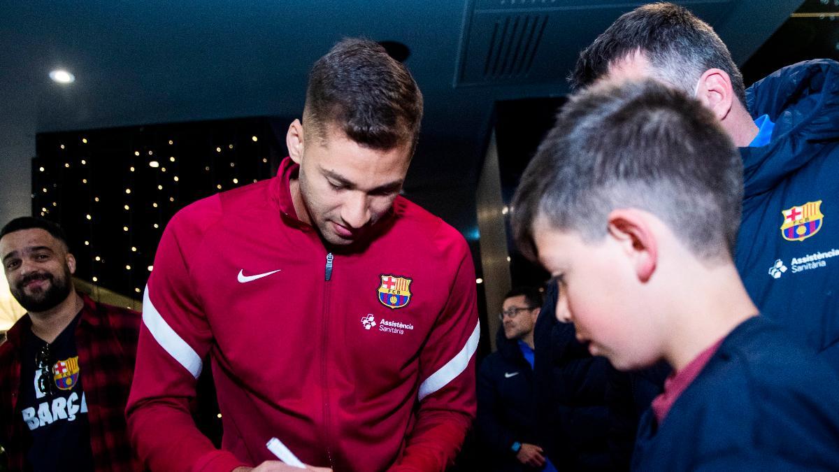 Pito, firmando un autógrafo a un joven barcelonista