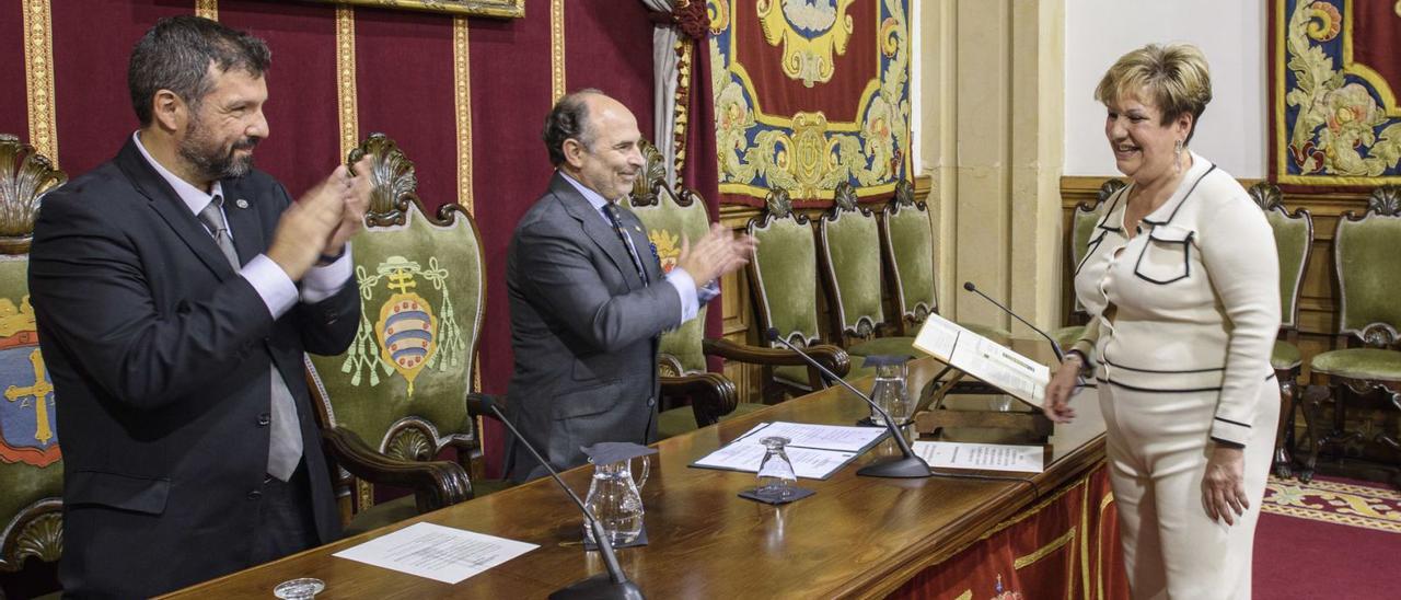 El Rector, en el centro, y el secretario general de la Universidad, Ángel Espiniella, aplauden a Isabel Viña en su toma de posesión como defensora de la institución académica. | Jaime Casanova