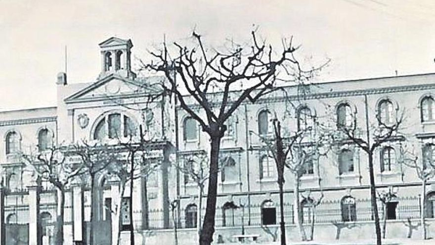 Quina funció tenia originalment la Casa Caritat de Manresa?
