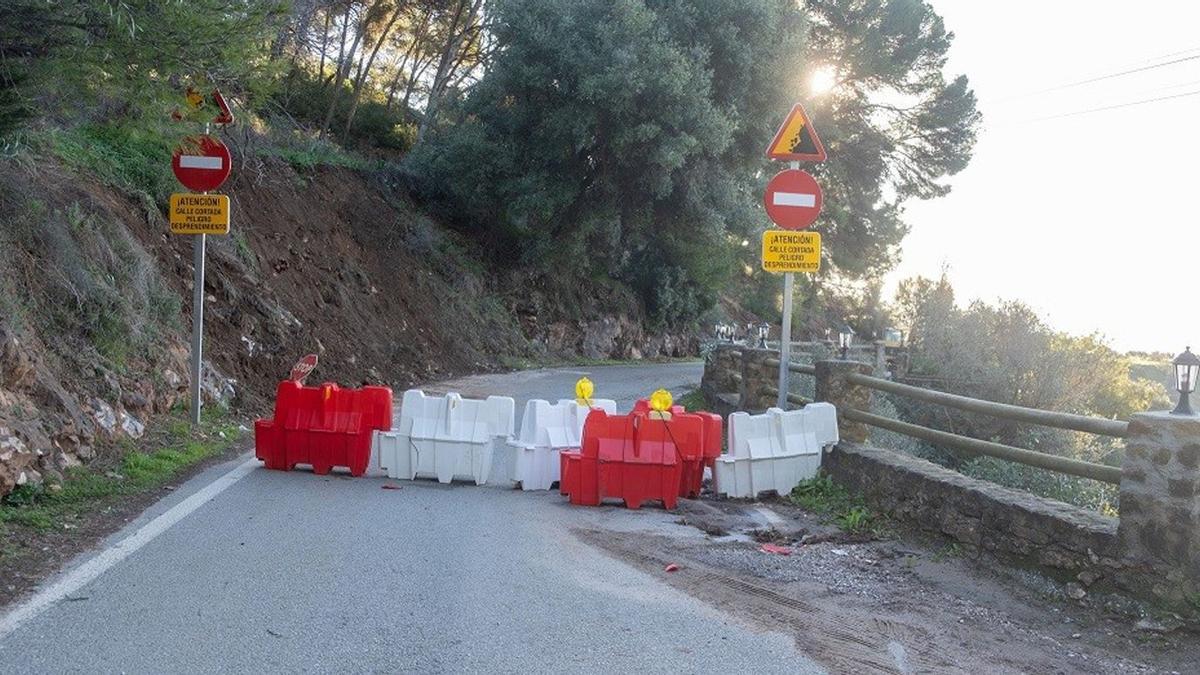 Unos bolardos indican el cierre de la calle Chorreadero, que estará fuera de servicio, al menos, un mes.