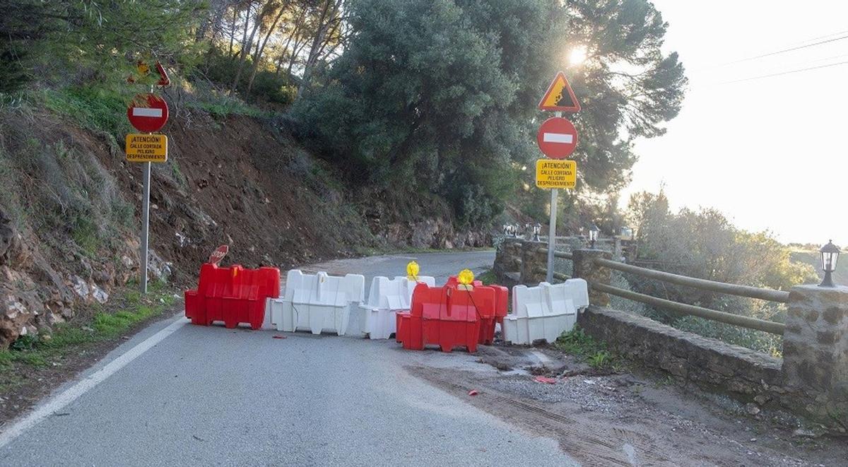 Unos bolardos que indican el cierre de la calle Chorreadero