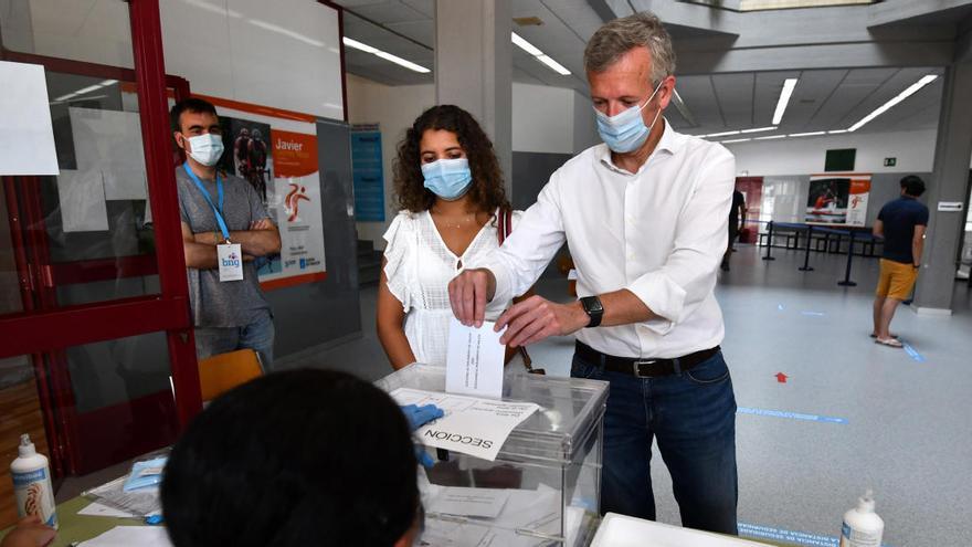 Alfonso Rueda, número 2 del PP por Pontevedra, ayer, votando. // G. Santos