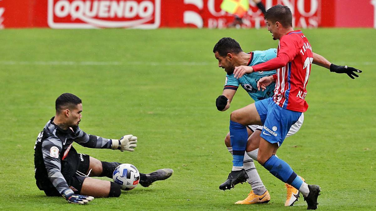 Una acción del Sporting B-Langreo disputado ayer. |  // JUAN PLAZA