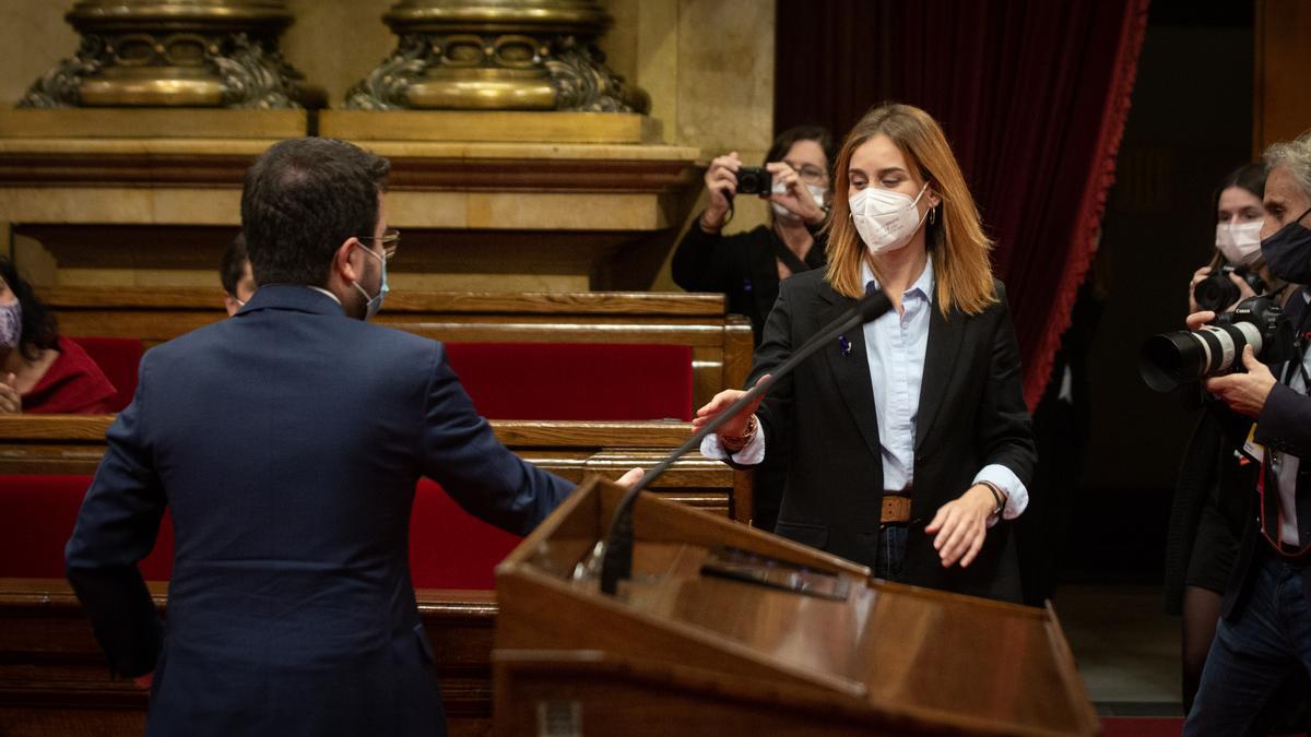 Pere Aragonès saluda a la líder de los comuns en el Parlament, Jéssica Albiach.