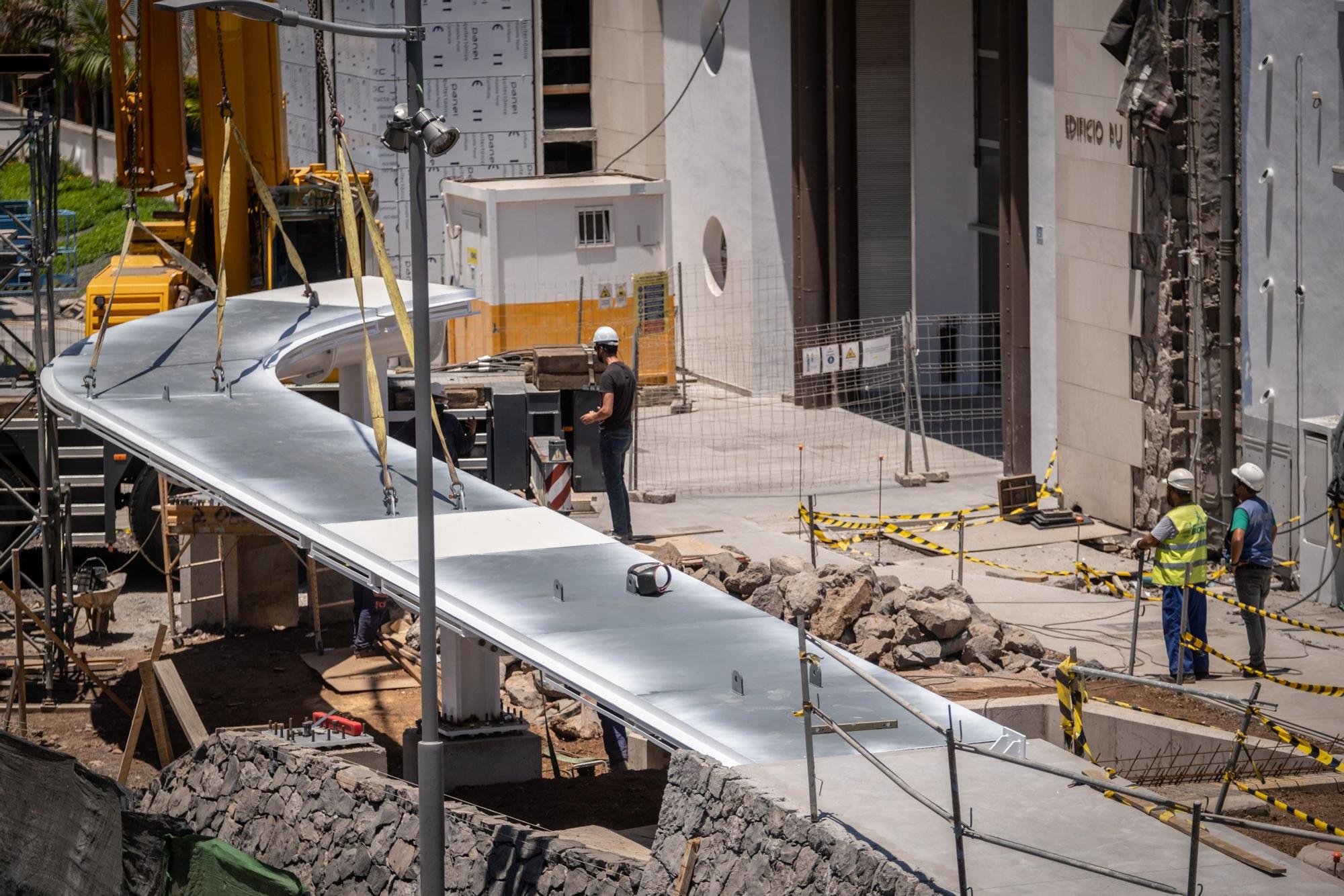 Colocación pasarela que une el renovado edificio puerto ciudad con Avenida de Anaga