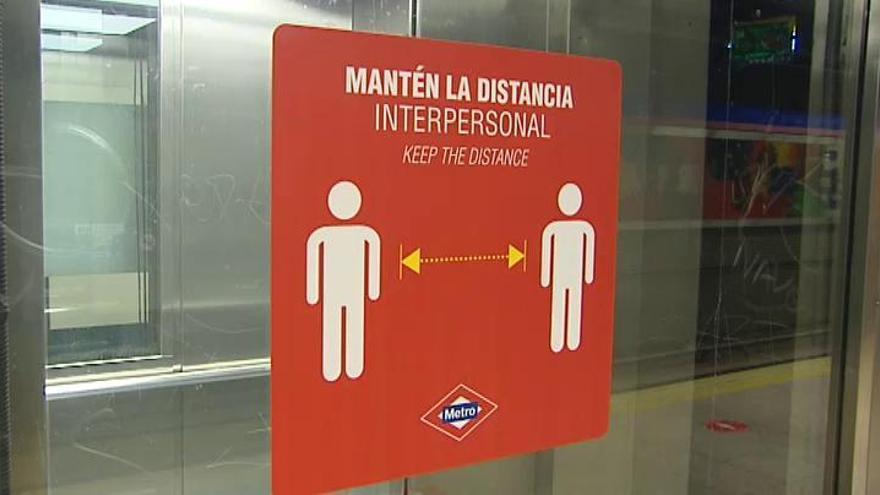 Metro de Madrid instala señalizaciones para asegurar la distancia social entre los pasajeros