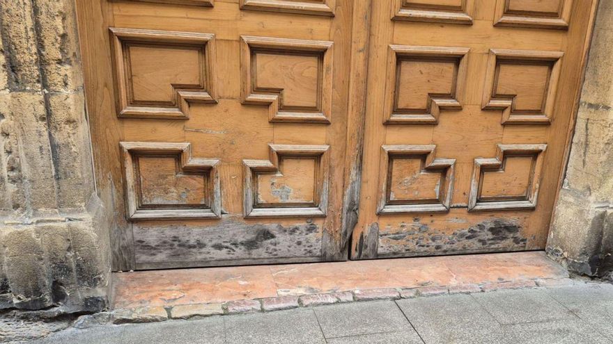 Mal estado del exterior de los museos de Bellas Artes y Arqueológico | LNE