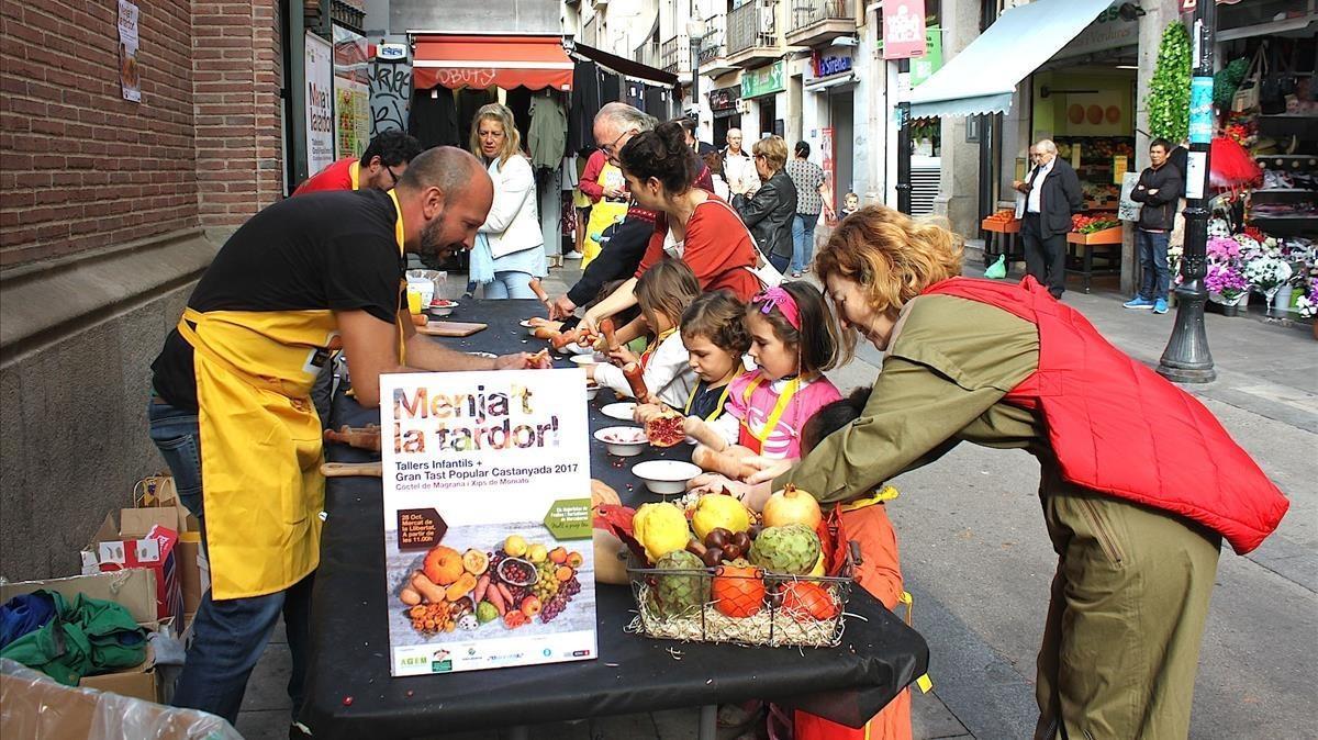 Taller infantil en un mercado con motivo de la campaña ’Menja’t la tardor’.
