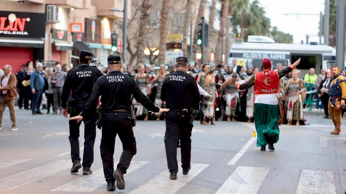 Un pequeño incendio interrumpe el desfile de Moros y Cristianos de San Vicente