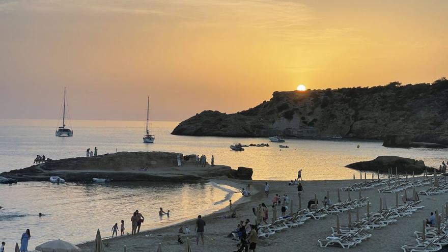 Imaginario de Ibiza | El atardecer que barre la orilla de Cala Tarida