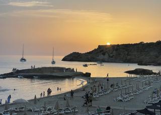 Imaginario de Ibiza | El atardecer que barre la orilla de Cala Tarida