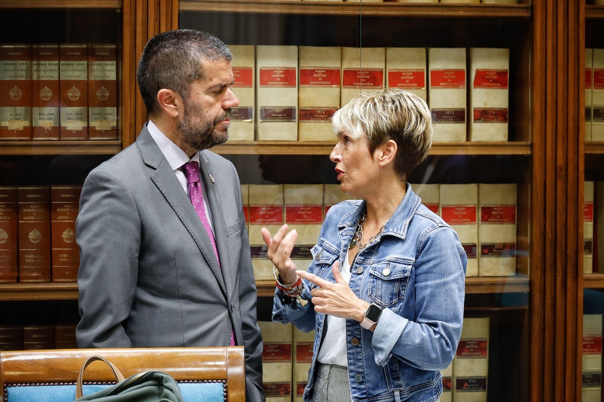 Los rectores canarios comparecen en el Parlamento regional para valorar la ley de ciencia.