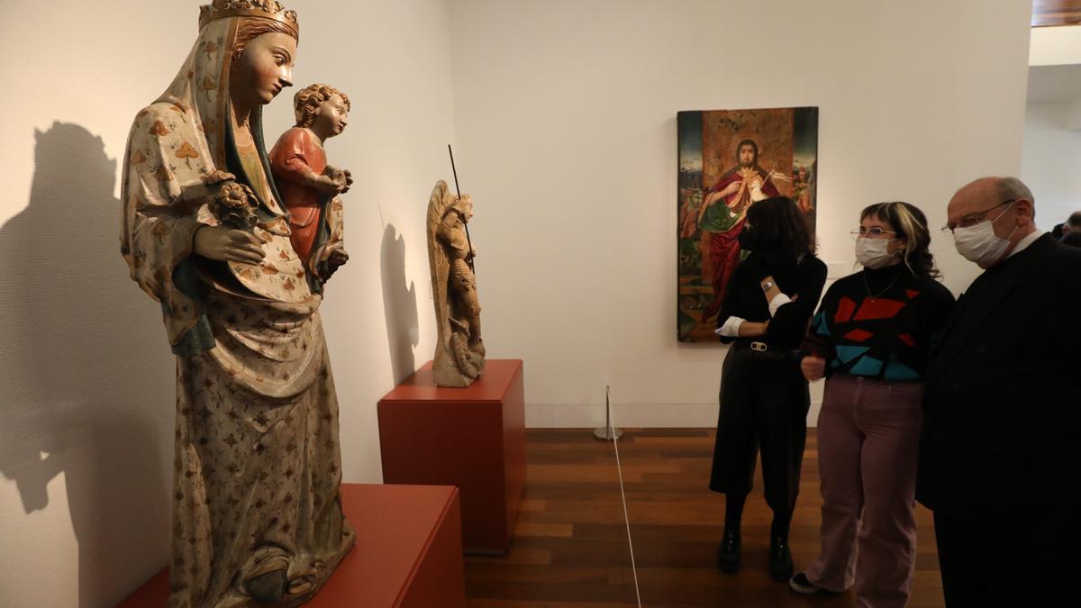 La  Virgen y el niño de la Iglesia de San Juan Bautista de Zaidín, del siglo XIV, es otra de las joyas que se pueden contemplar en el museo.