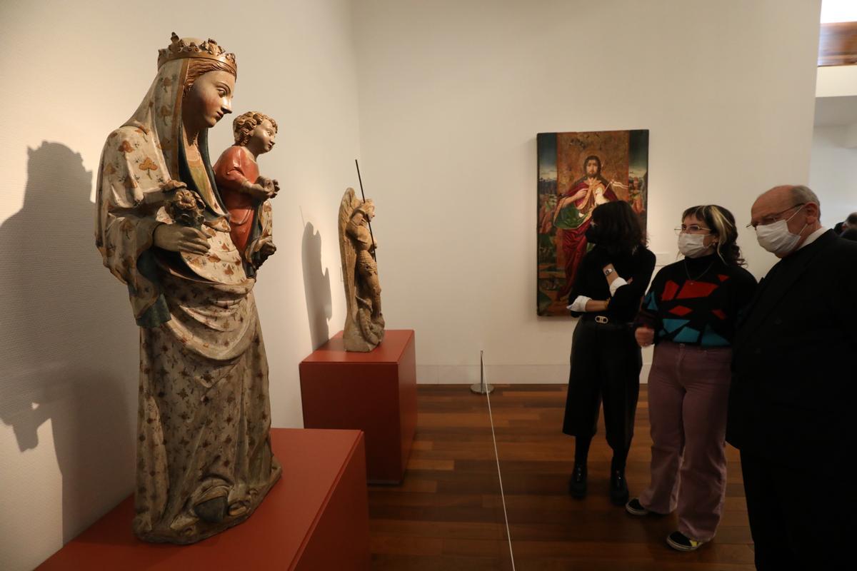 La  Virgen y el niño de la Iglesia de San Juan Bautista de Zaidín, del siglo XIV, es otra de las joyas que se pueden contemplar en el museo.