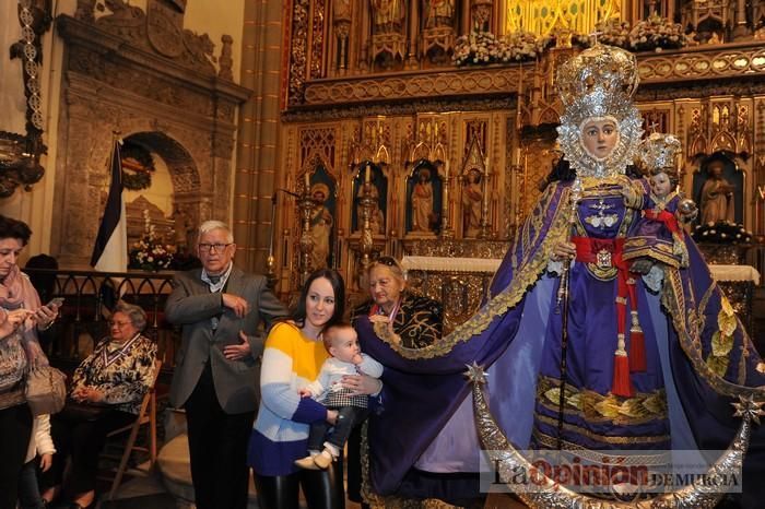 Los niños pasan por el manto de la Fuensanta