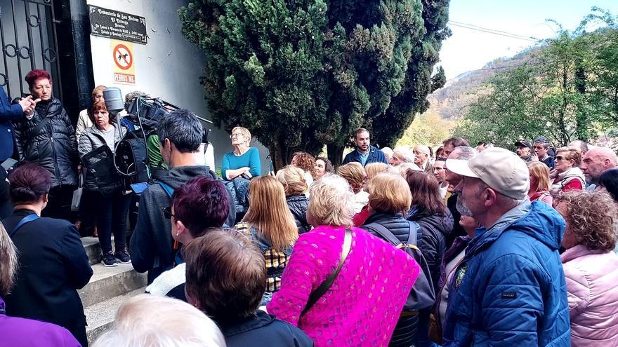 Dos semanas para el cierre del cementerio de El Entrego: los vecinos muestran su inquietud, pero descartan más movilizaciones