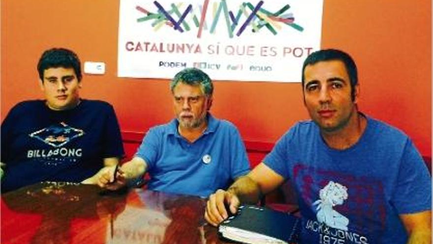 Pol Monleón (ICV), Joan Salmerón (EUiA) i Jordi Urgell (Podem i Batega per Blanes), en la roda de premsa d&#039;ahir.