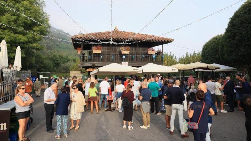 La sidra casera del Centro Asturiano de Oviedo presta asgaya: "Está rica, cada vez viene más gente"