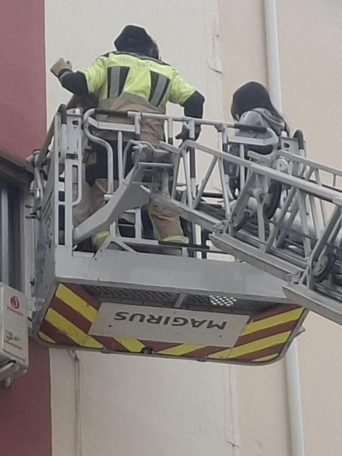 Un incendio obliga a desalojar un bloque en Los Tilos