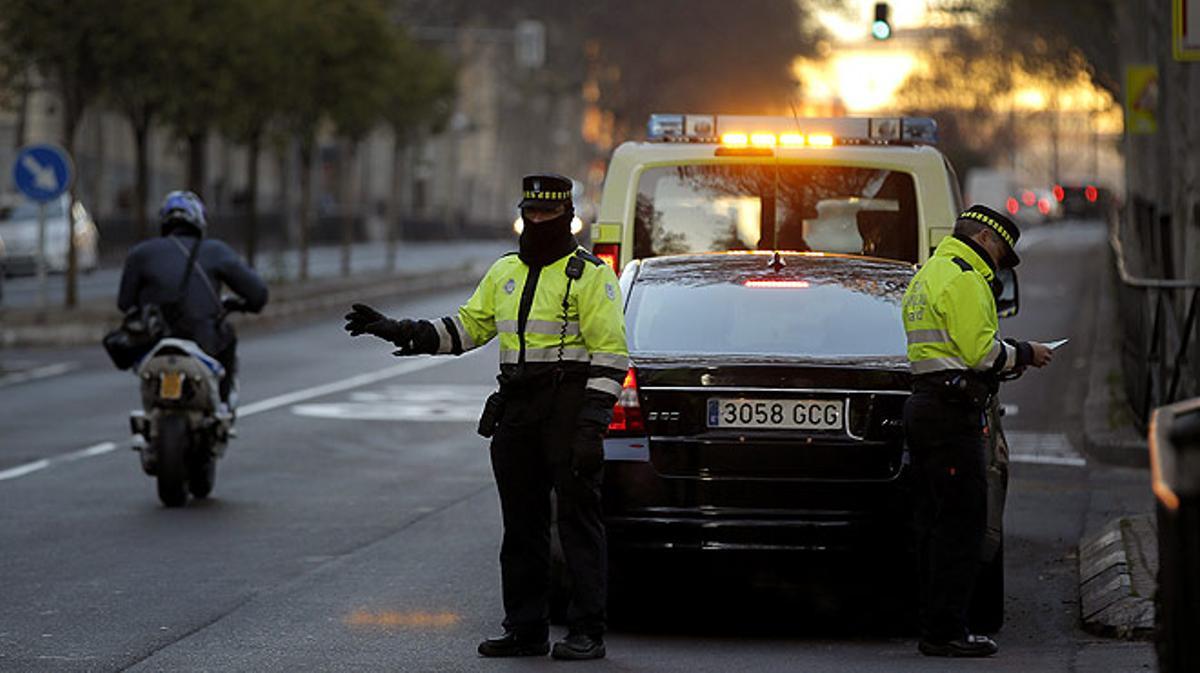 La Policia multa vehicles amb matrícules parelles que circulen per Madrid.