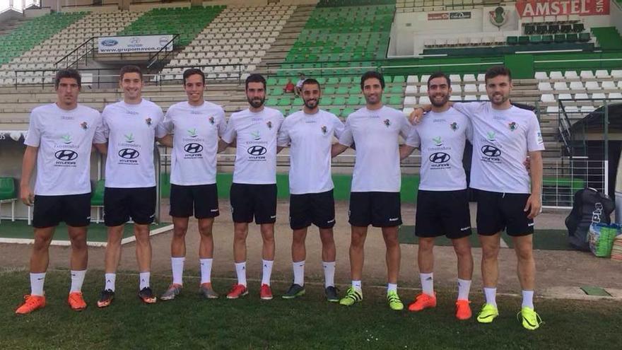 Por la izquierda, Juan Carlos Gimeno, Luismi, Keko, Nacho Méndez, Álex García, Pablo Suárez, Marcos Torres y Alberto Delgado, en el estadio Príncipe Felipe, de Cáceres, tras un entrenamiento del Cacereño.