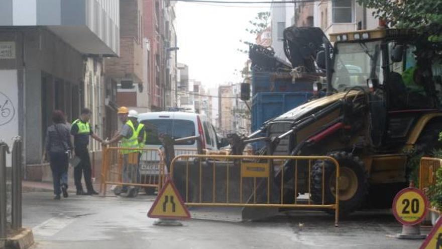 Imagen de la calle Campoamor, levantada con las zanjas de canalización del gas natural.