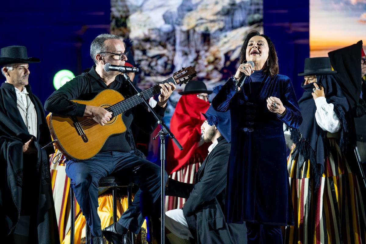 Gáldar convierte la Plaza de Santiago en una gran fiesta canaria