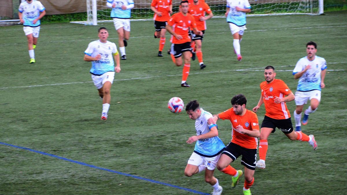 Una acción del partido de ayer en el campo de A Graña entre el Bueu y el Deiro, que acabó con victoria local (2-1).