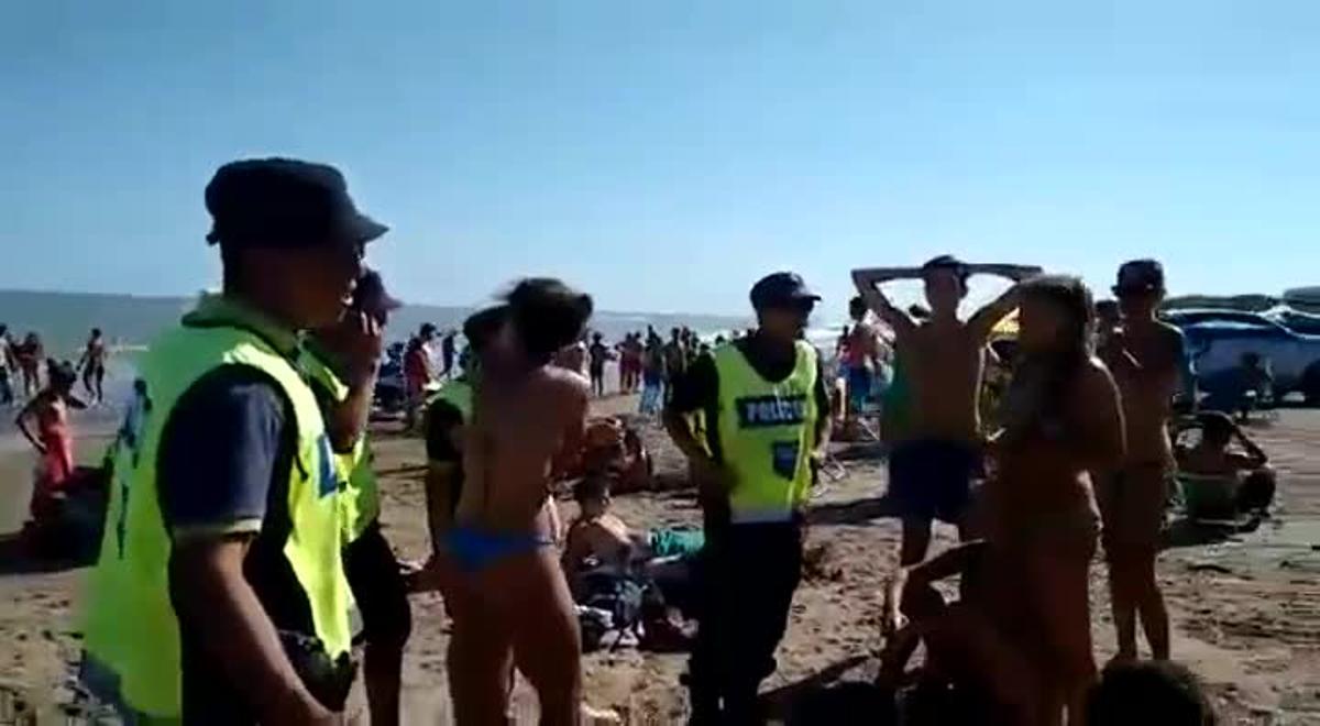 Vídeo de l’incident amb noies en ’topless’ en una ciutat argentina.