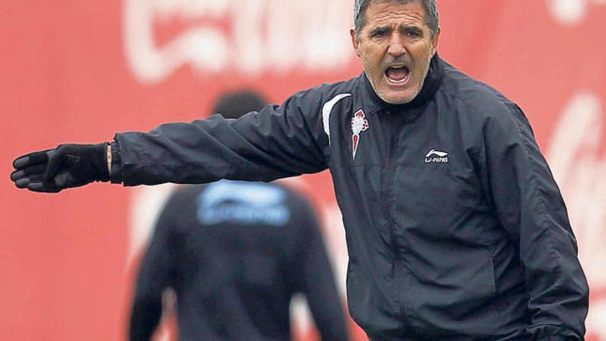 Paco Herrera abronca a sus jugadores durante el entrenamiento matinal celebrado ayer en el campo de A Madroa. // Ricardo Grobas