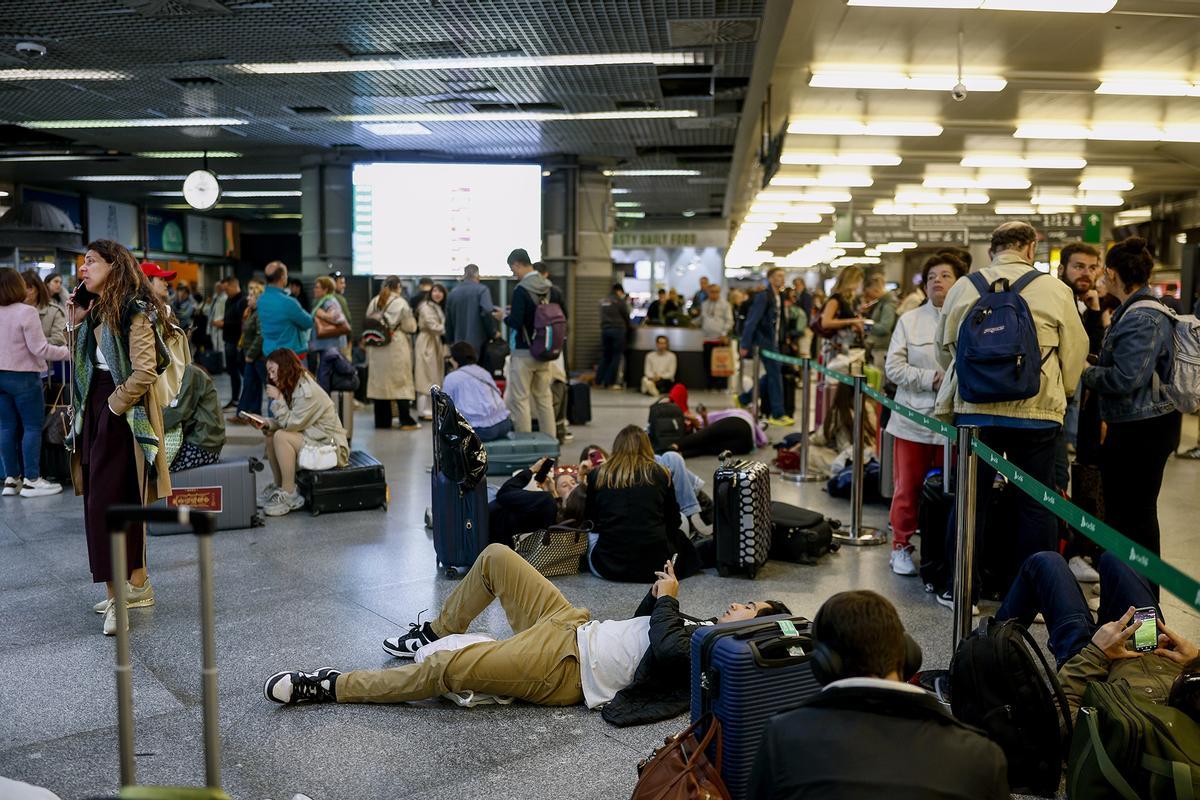 Colas y desconcierto en Atocha tras el robo de cable en la línea de alta velocidad Madrid-Andalucía