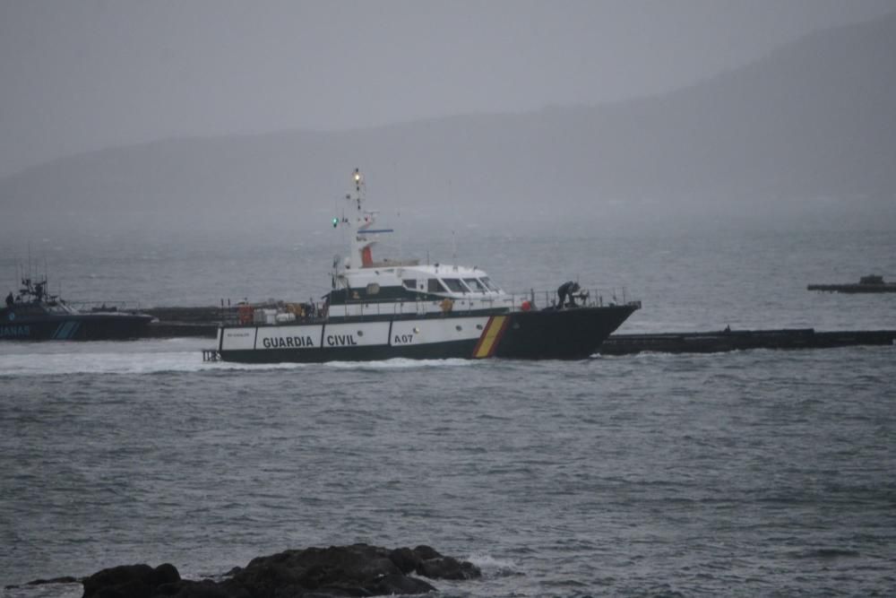 Las fuerzas antidroga intentan acceder al interior de la nave, que podría alojar un gran alijo - Varias personas de origen sudamericano han sido detenidas. // G. Núñez