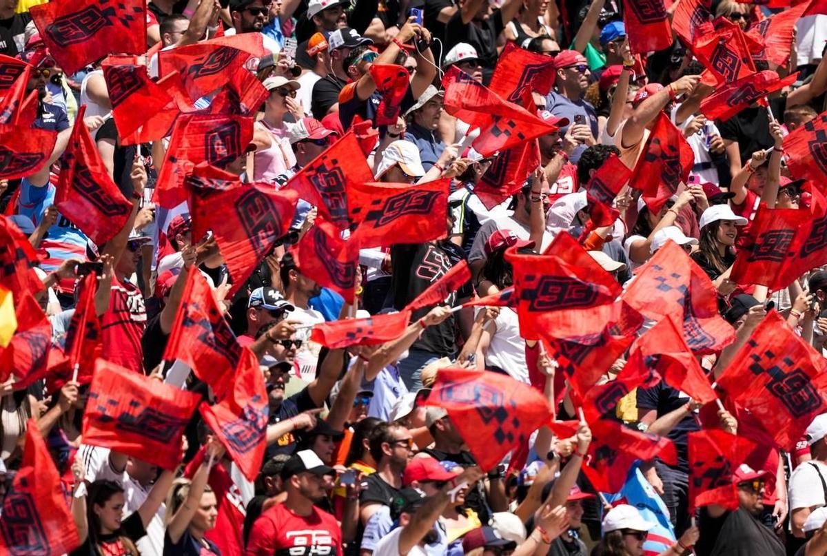 Los fans de Marc Márquez con las banderas rojas de 'WE ARE 93'.