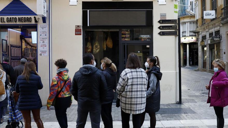 Colas a las puertas de la administración El Gato Negro, en calle Granada.